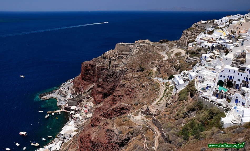 Oia na Santorini – białe domy nad kalderą