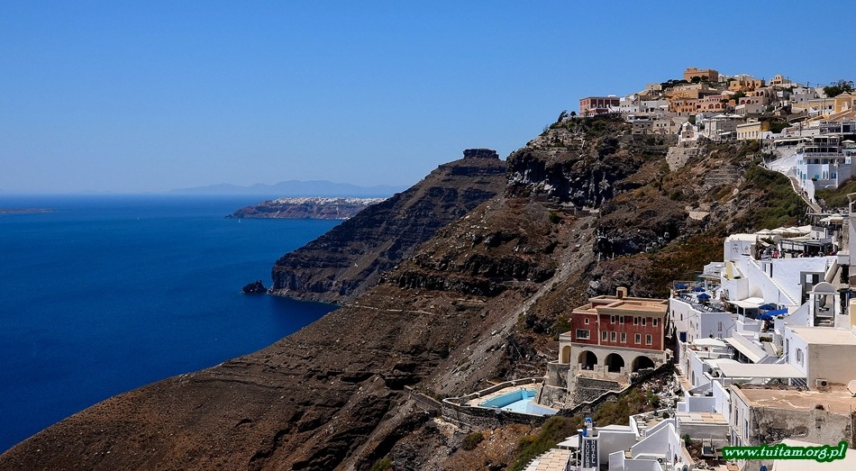 Thira na Santorini – białe domy na stromym zboczu kaldery