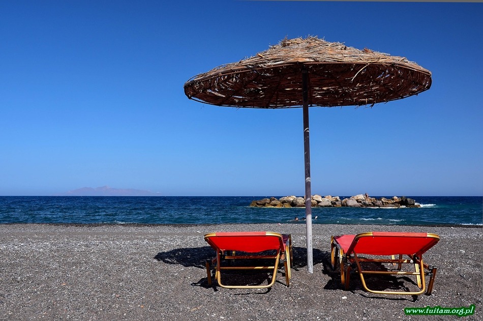Kamari na Santorini – czarna plaża i wulkaniczne wybrzeże