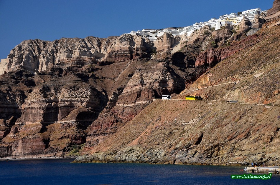 Oia na Santorini – białe domy nad kalderą