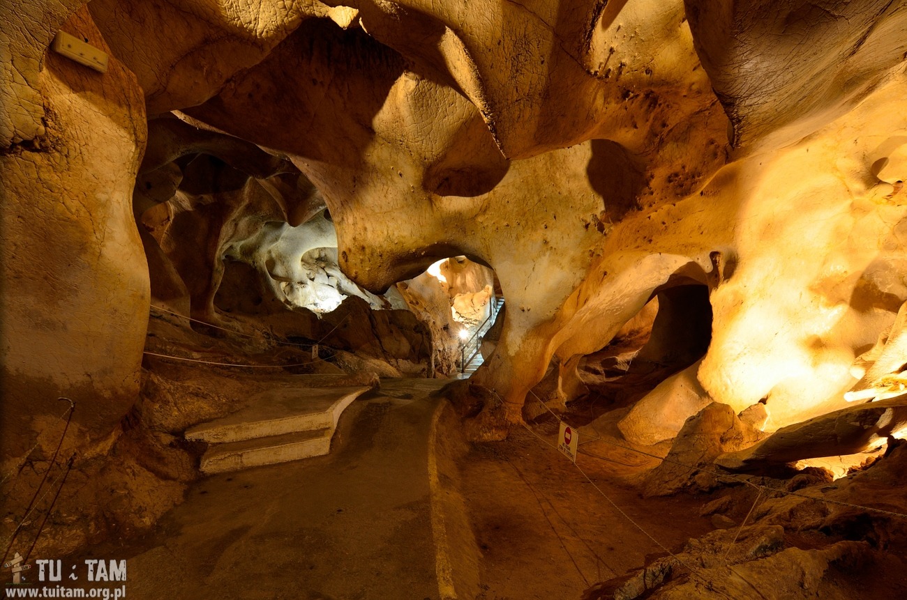 Naturalnie wyrzeźbione skały w jaskini Cueva del Tesoro w Hiszpanii