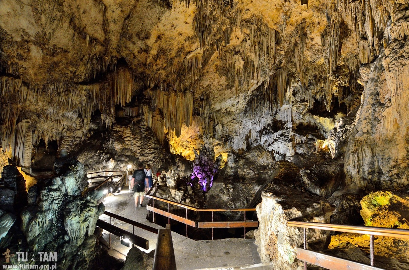 Trasa turystyczna prowadząca przez wnętrze jaskini Cueva de Nerja