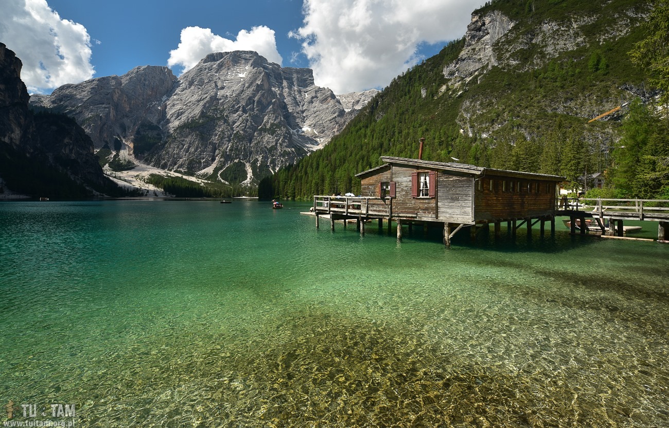 Lago di Braies w Dolomitach – jezioro i górskie szczyty