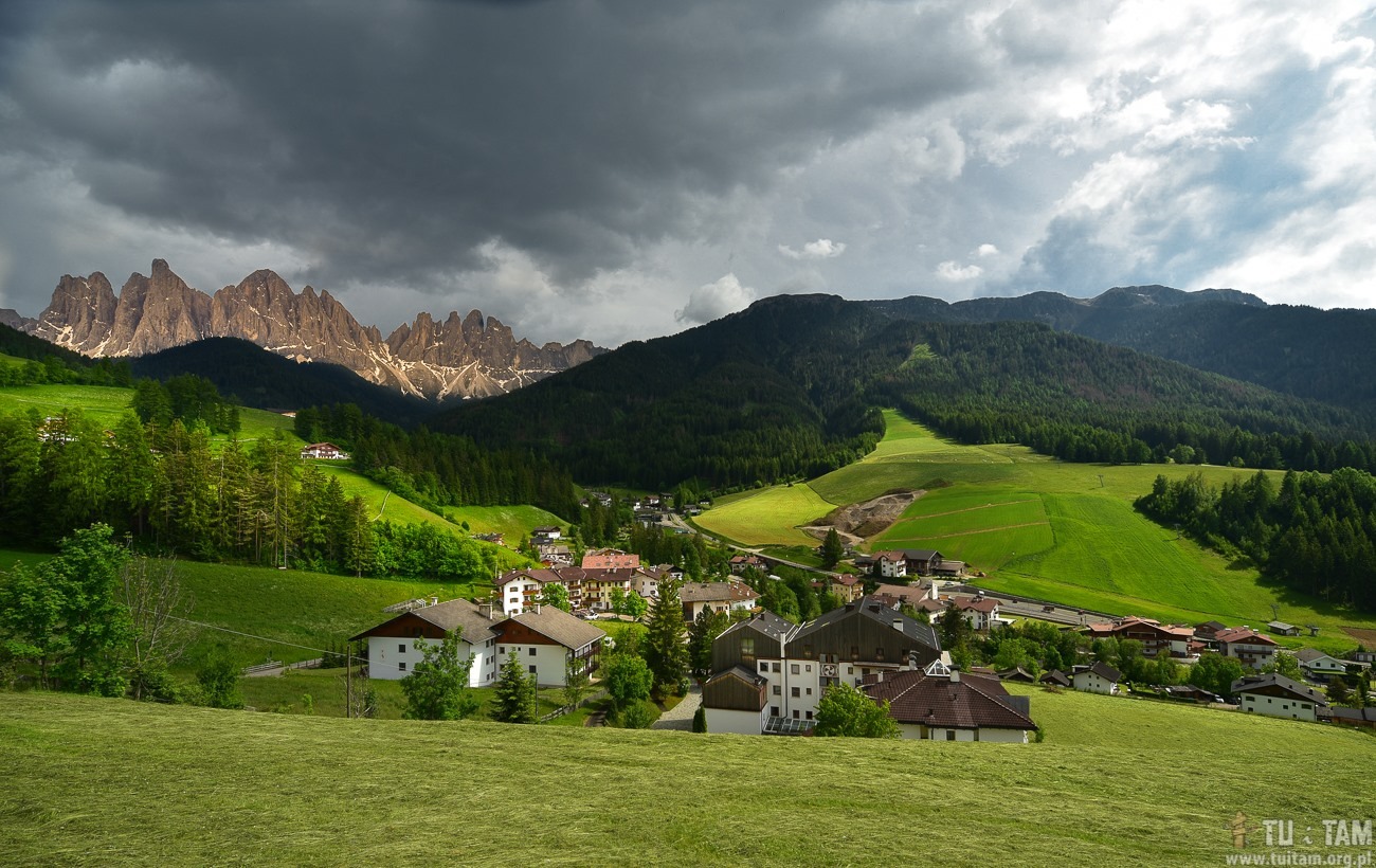 Santa Magdalena na tle gór Dolomitów
