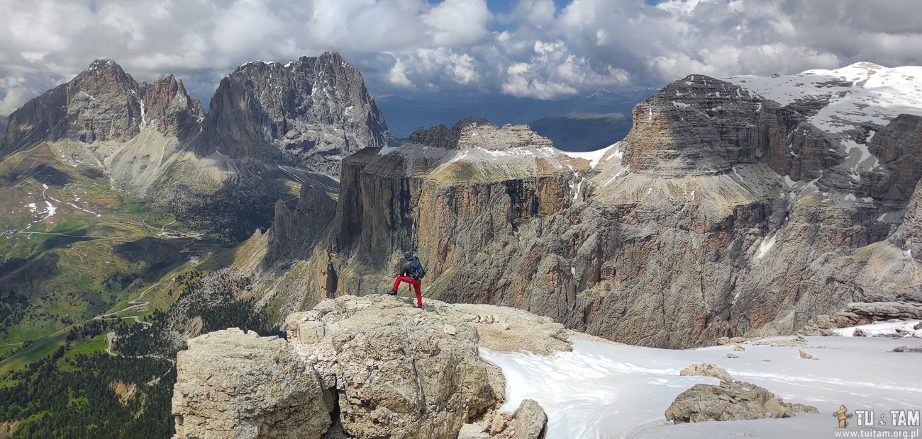 Sass Pordoi i panorama Dolomitów z górnej stacji kolejki