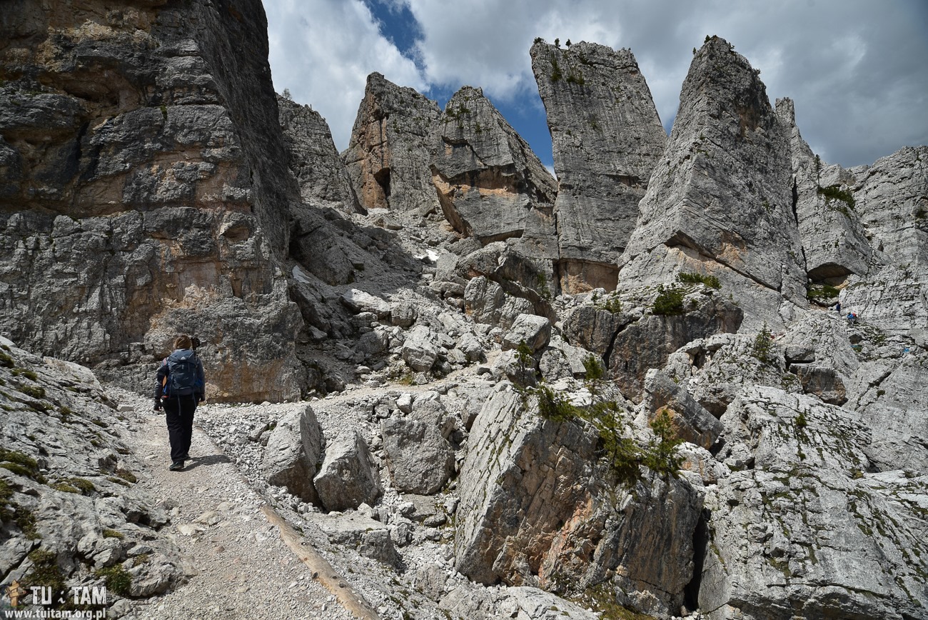 Trekking pod Cinque Torri w Dolomitach